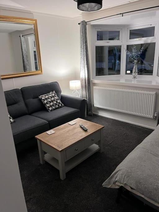 Semi-Detached Chalet - Uddingston, Glasgow Ngoại thất bức ảnh