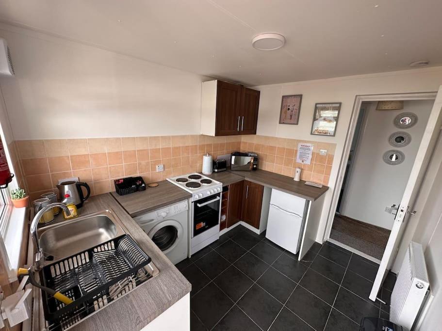 Semi-Detached Chalet - Uddingston, Glasgow Ngoại thất bức ảnh